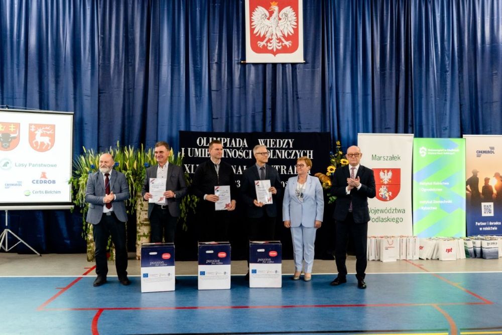 zdjęcie z wręczenia nagród na Olimpiadzie Wiedzy i Umiejętności Rolniczych